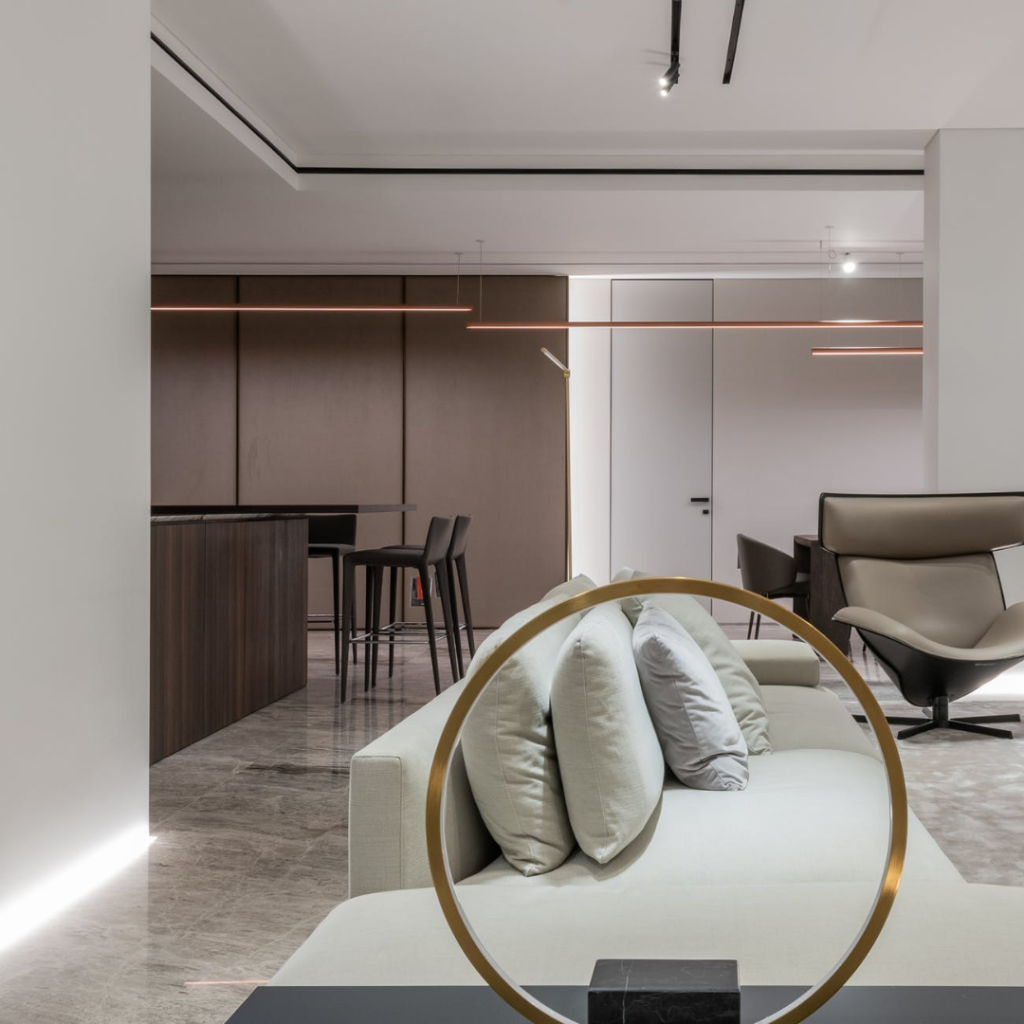 Salón minimalista en tonos neutros