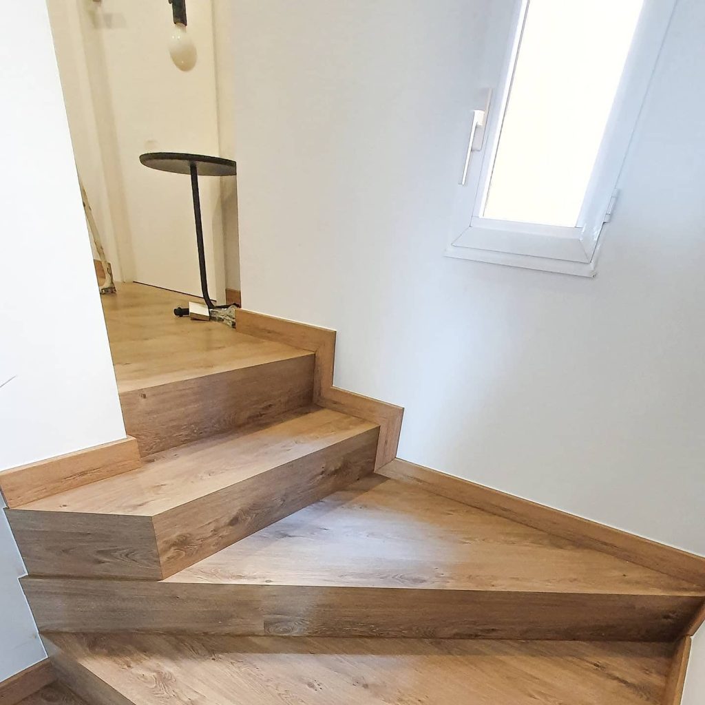 Escalera interior de madera — tramo corto