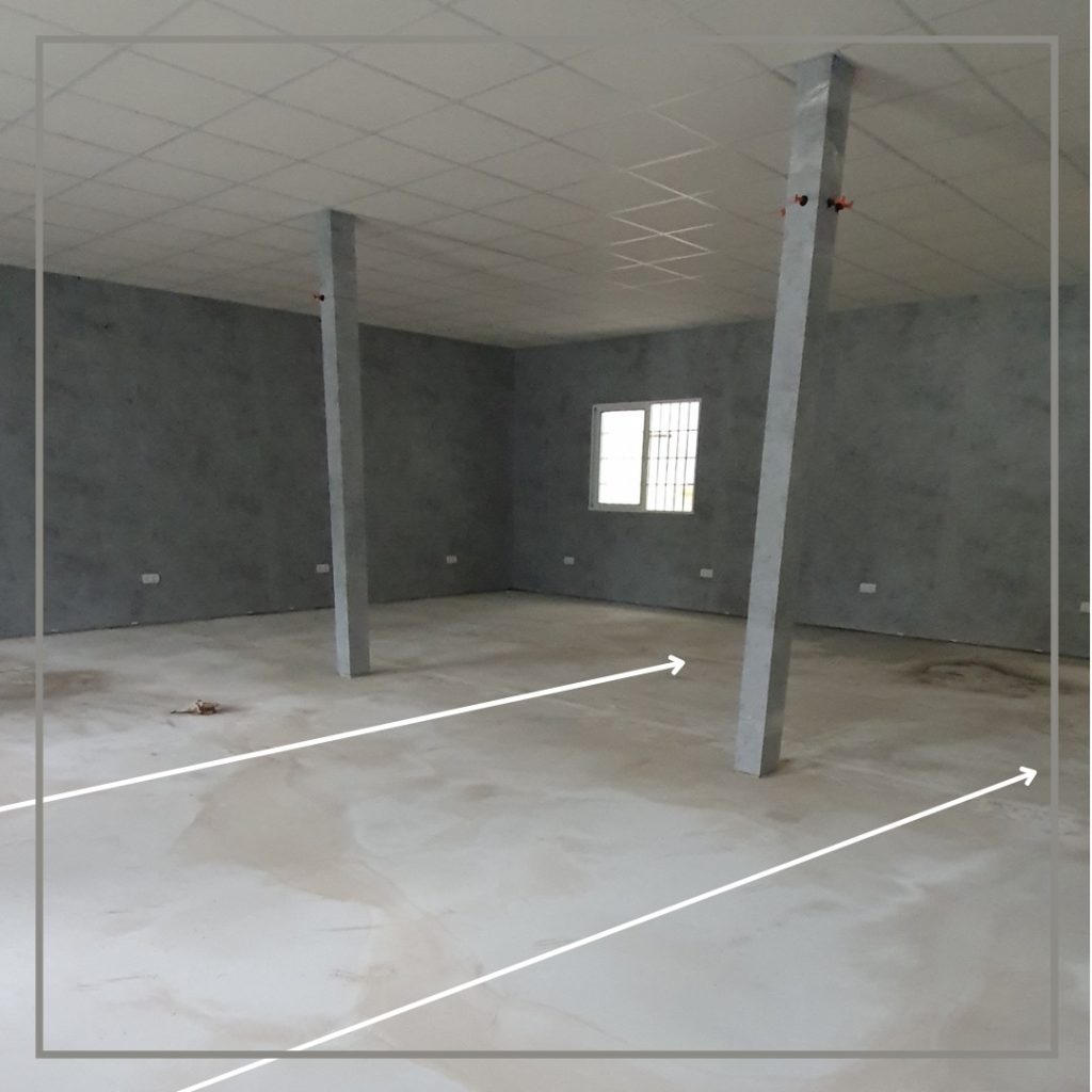 Nave interior con pilares y falso techo